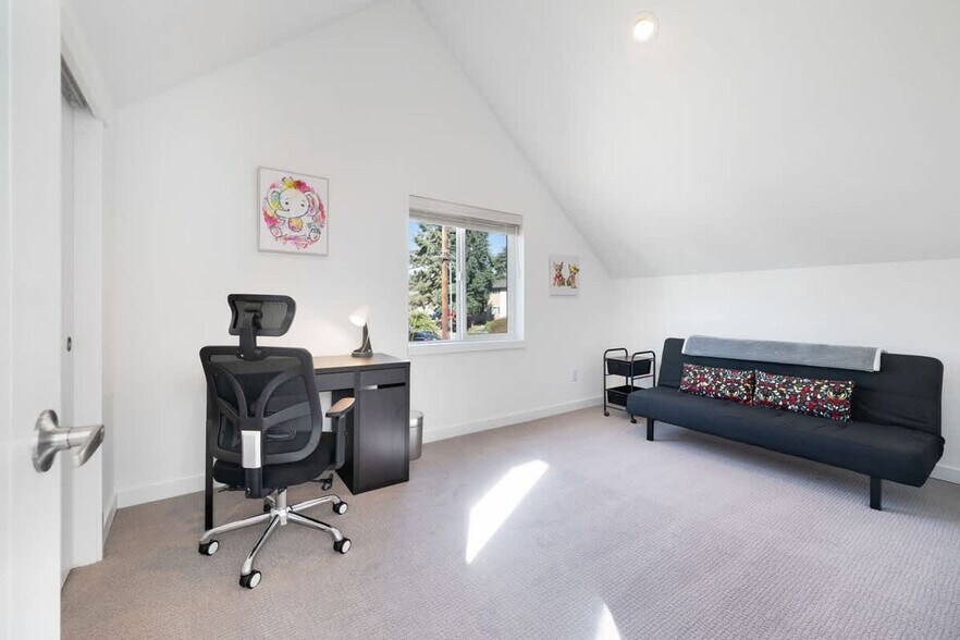 Primary Photo - 703 N 104th St