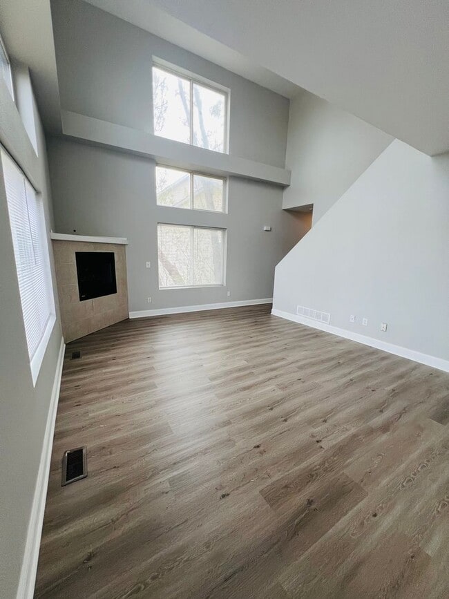 Building Photo - RENOVATED 4 bed 3.5 bath Duplex - Availabl...