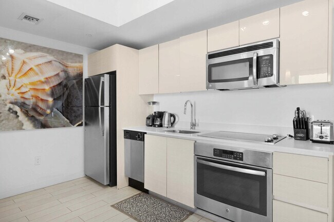 Building Photo - 2602 E Hallandale Beach Blvd