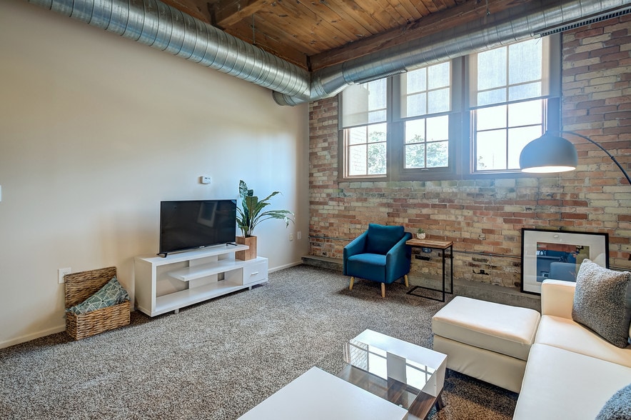 Large windows - Amazon Apartments