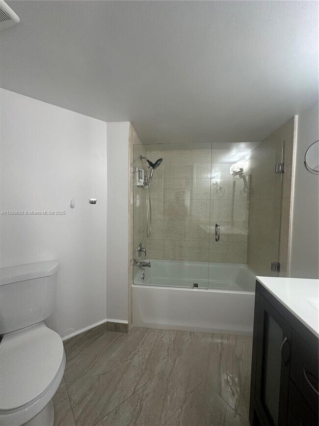 Building Photo - 9423 Fontainebleau Blvd