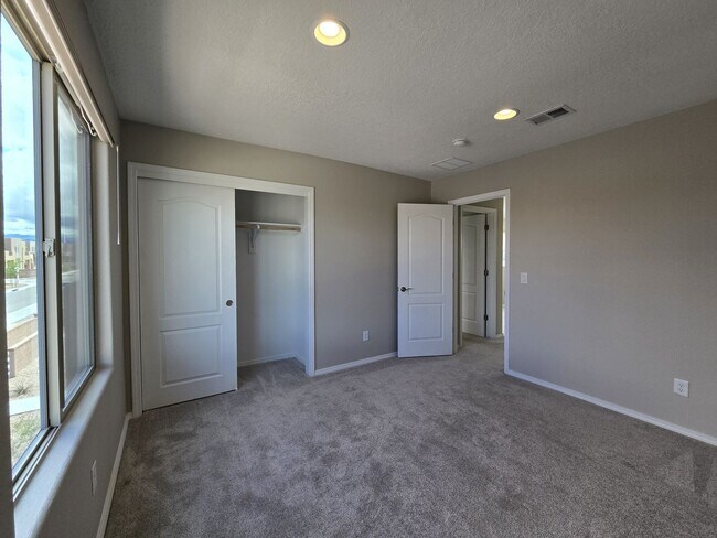 Building Photo - Modern Santa Fe Townhome