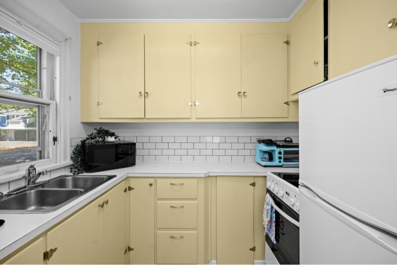 Building Photo - 801 E Lakeside Ave