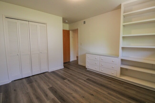 Building Photo - 298 Country Club Dr