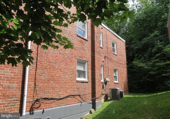 Building Photo - 7034 Valley Ave