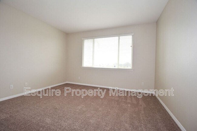 Building Photo - 2895 Diamond Dr