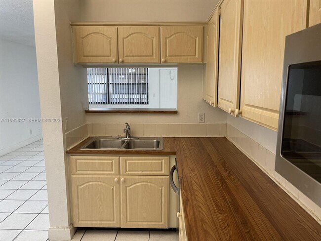 Building Photo - 2632 Riverside Dr