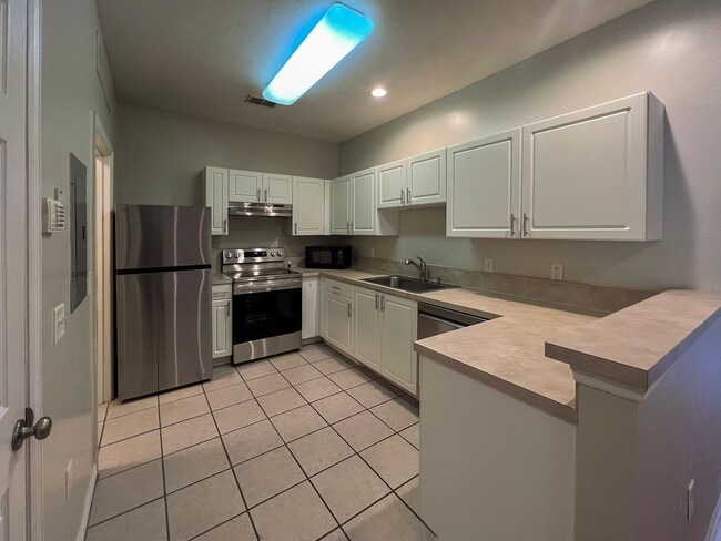 Building Photo - 1/1 Condo in the Greens at West End - Available mid-June!