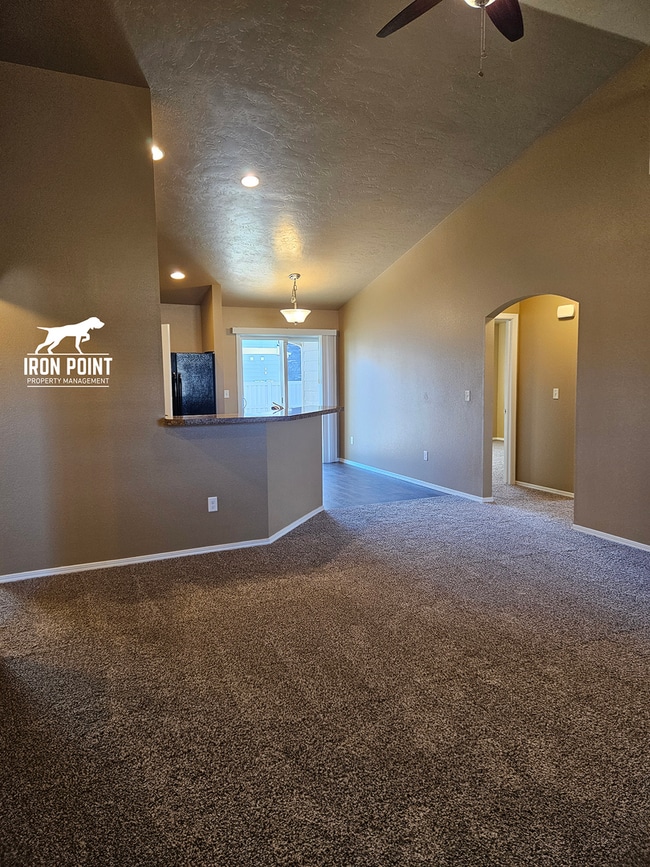 Building Photo - 3bed/2bath home w/bonus room, 2 car garage, fenced yard, and landscaping included.