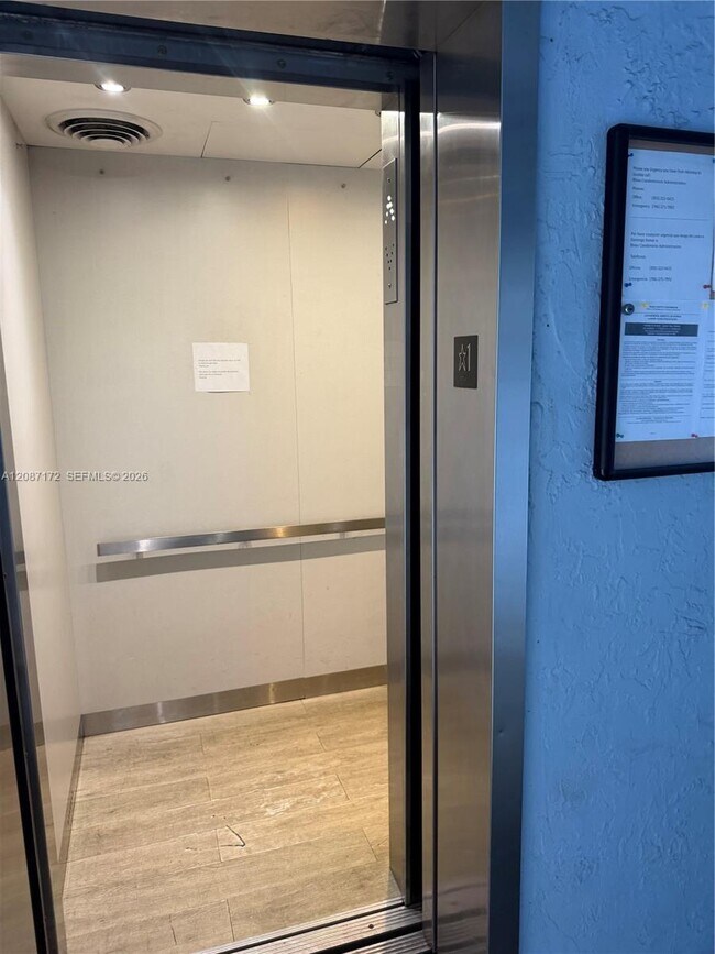 Building Photo - 9460 Fontainebleau Blvd