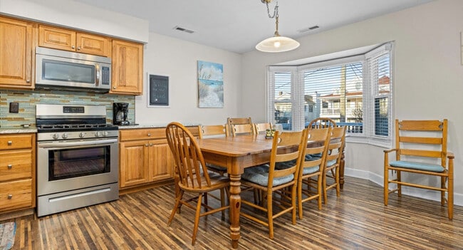 Building Photo - 814 Brighton Pl