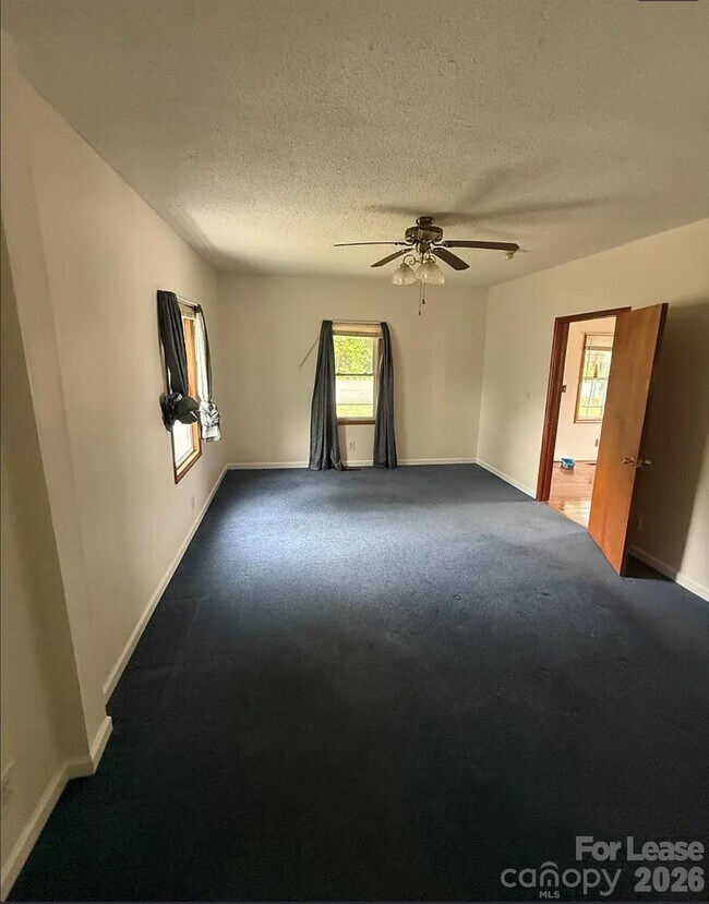 Building Photo - 2885 Fair Oaks Dr