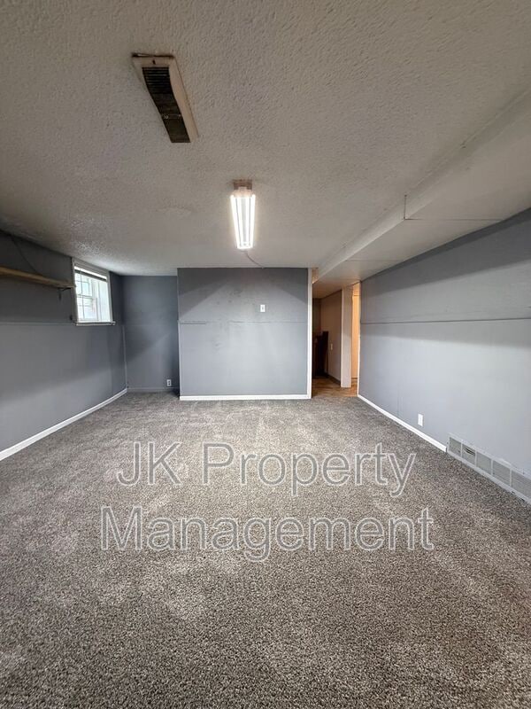 Building Photo - 609 6th Ave N