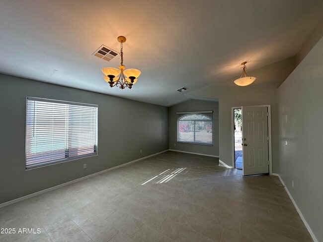 Building Photo - 1115 E Elm Rd