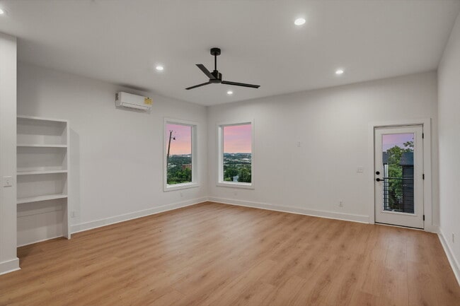 Building Photo - "Spacious 4-Bed, 4.5 bath, AMAZING views, fenced in yard