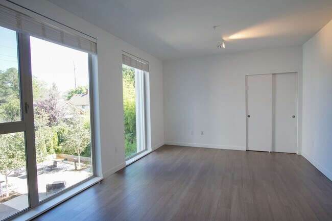 Building Photo - Heart of Sellwood: Fabulous Modern Studio Ready Mid-April!