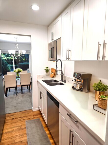 Kitchen offers plenty of space and has a pantry area - 9906 NE 124th St