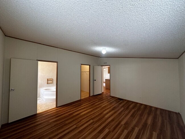 Building Photo - 3 Bedroom 2 Bath Mobile