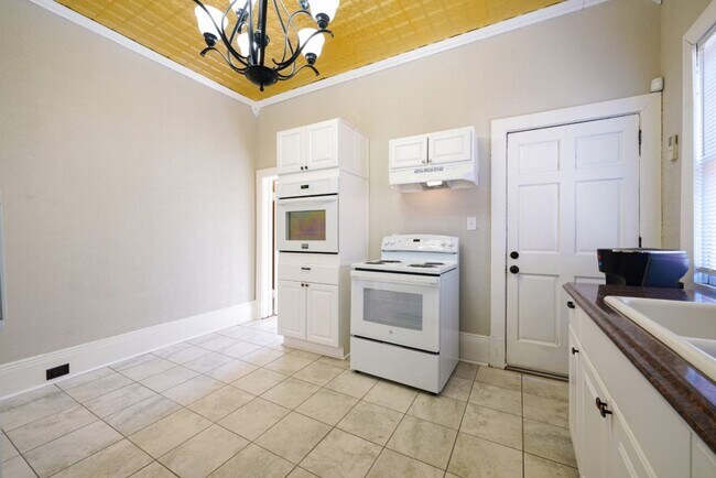 Building Photo - Beautiful 3BR in Birmingham’s Historic Hig...
