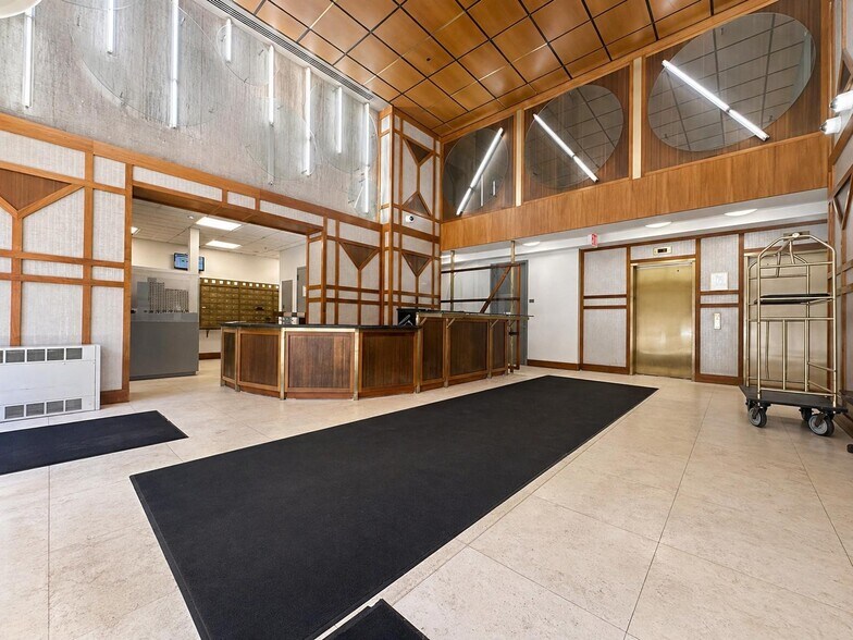 Building Photo - 323 W 96th St