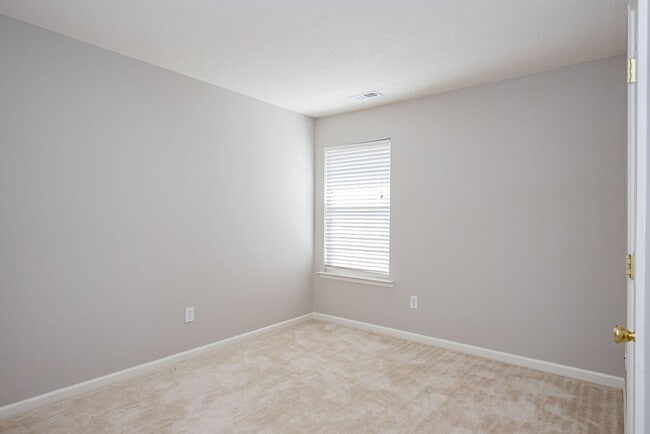 Building Photo - Beautiful Chesterfield Home Is Ready For Y...