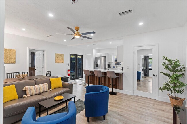 Building Photo - 719 NE 36th St