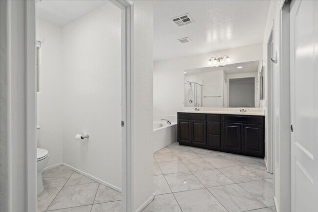 Building Photo - Gorgeous 3 Bed 2.5 Bath Home with Modern Feel