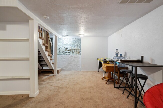 Building Photo - 603 N Spruce St