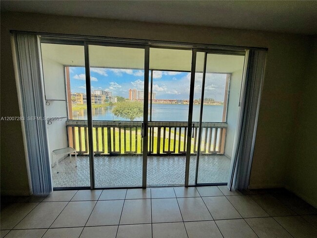 Building Photo - 1591 NE Miami Gardens Dr