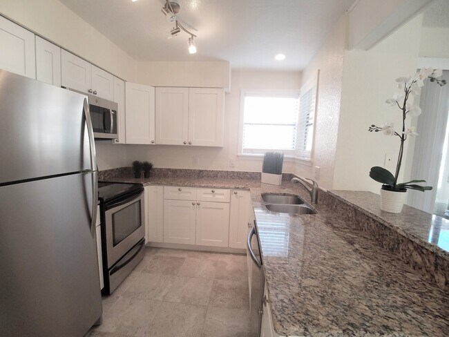 Building Photo - Beautiful  Remodeled First Floor 2/2 Condo...