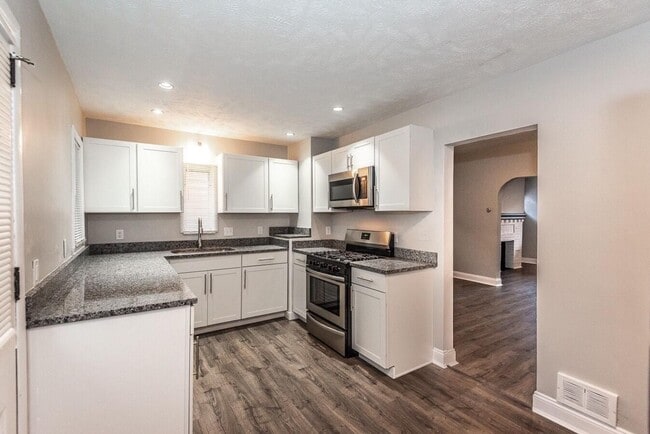 Building Photo - Stunning 5 bedroom home in Brookline available May 1!