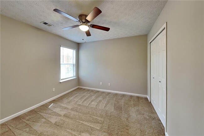 Building Photo - 3703 Majestic Dr SW