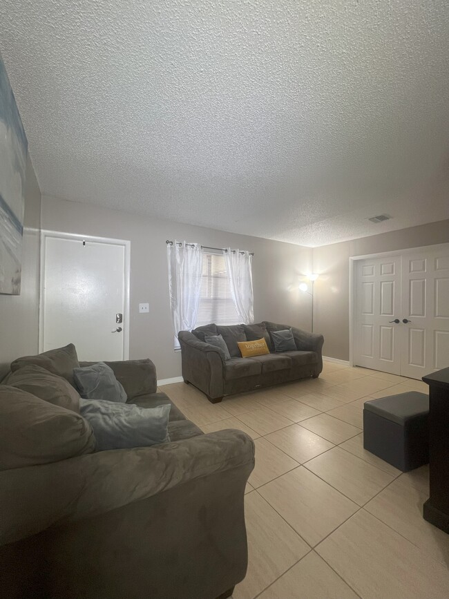 Building Photo - 2524 Coral Springs Dr