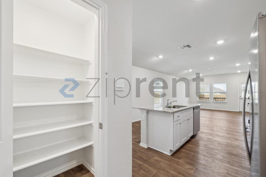 Building Photo - Unit