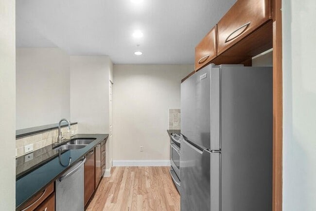 Building Photo - 511 Lucerne Ave