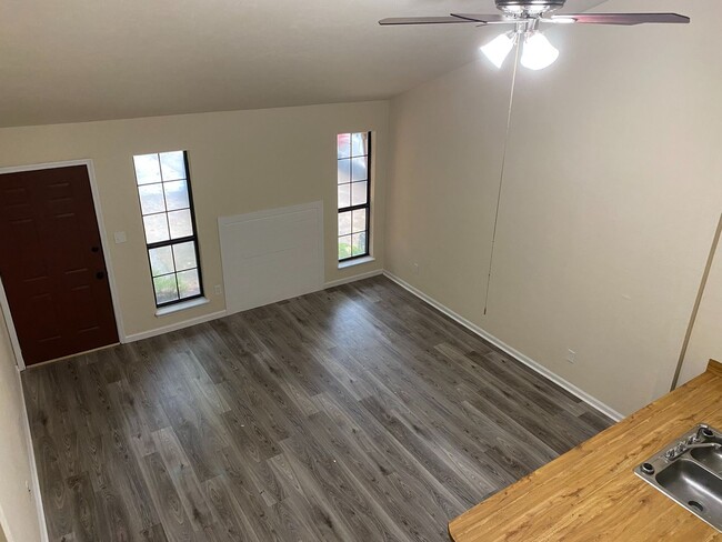 Building Photo - Perfect 1 Bedroom 1.5 Bathroom Townhome! N...