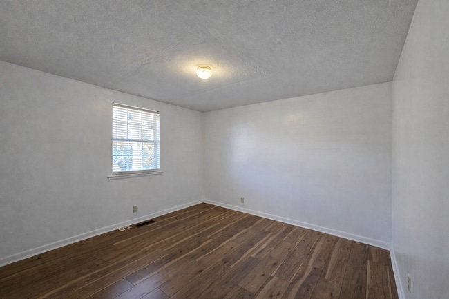 Building Photo - Charming 3 Bedroom 1 Bathroom Brick Home