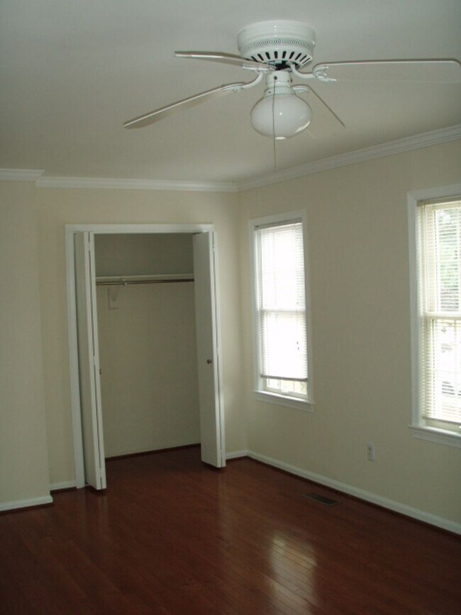 Building Photo - Classic 4 Bed 3.5 Bath Brick Townhome With...