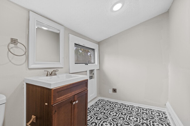 Building Photo - 707 Woodland Ave
