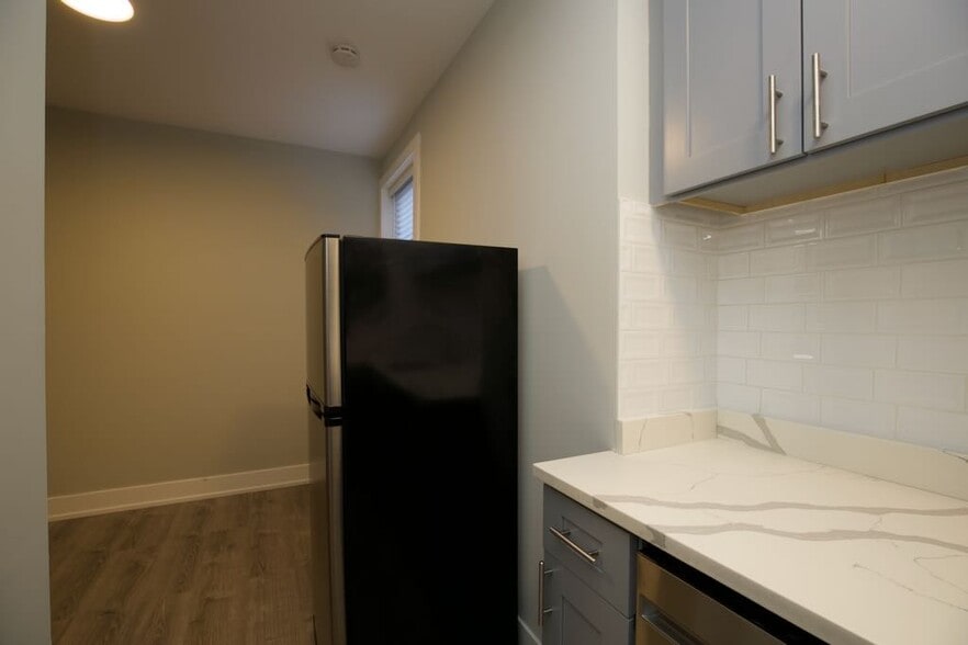 Building Photo - 545 W Belmont Ave