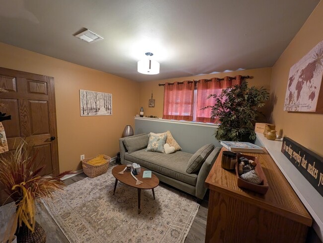 Building Photo - 607 Tamarack Dr W