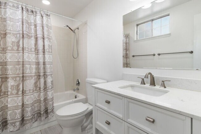 Building Photo - Clean, Bright 3 Bedroom with large yard an...