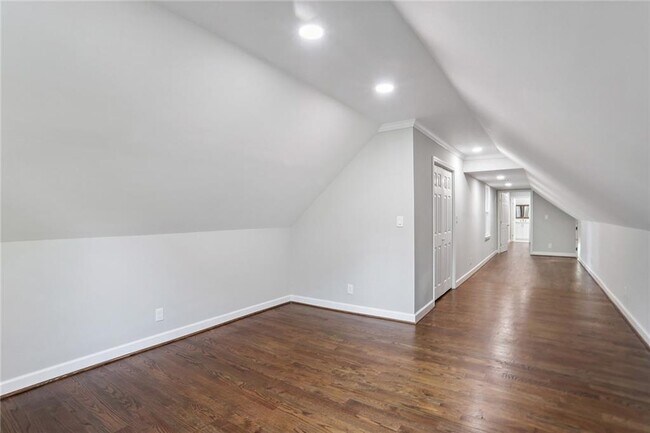 Building Photo - 8900 River Trace Dr