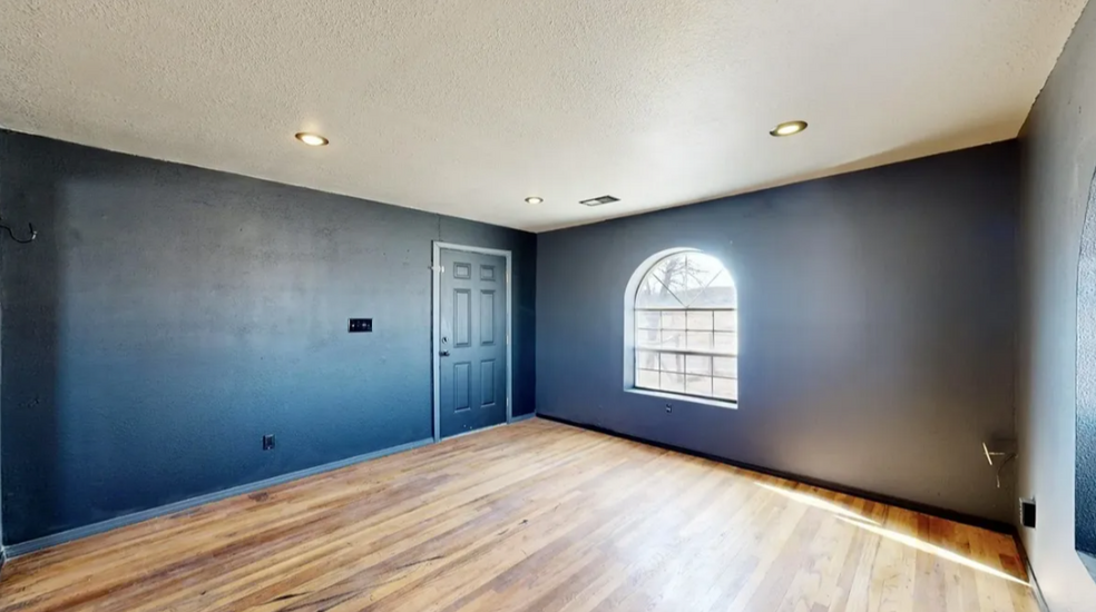 Living room - Front door - 1206 Cuba Rd