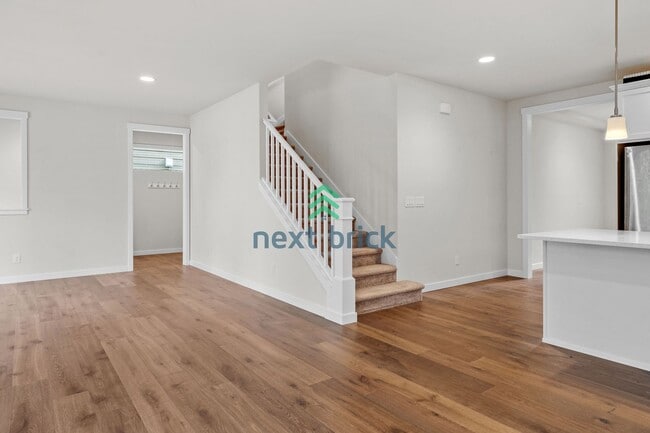 Building Photo - 5 BED & 3.5 BATH FOR RENT