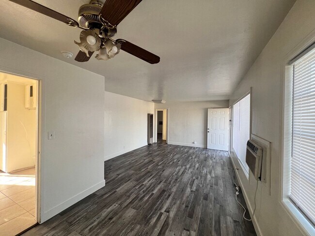 Building Photo - Spacious w/Large Yard!