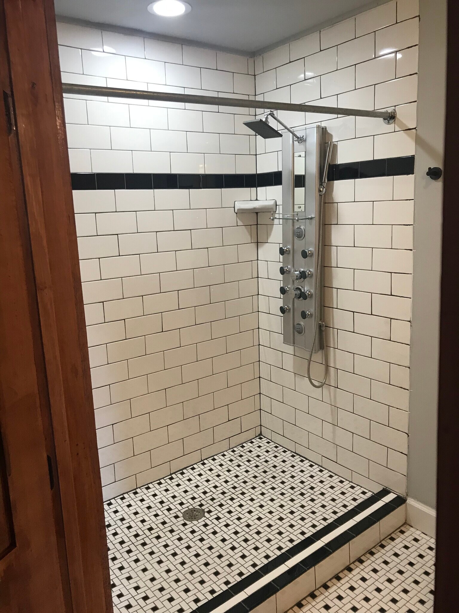 HUGH shower! - 558 St Francis St