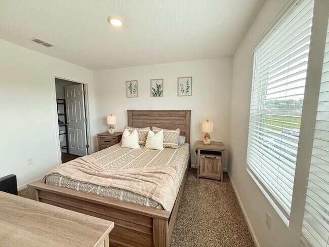 Building Photo - Furnished Townhome conveniently located!