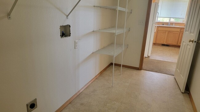 Building Photo - * MOVE IN SPECIAL* 1/2 OFF 1st FULL MONTH'...