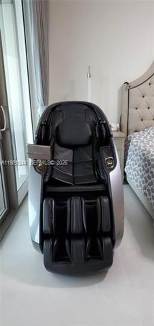 Building Photo - 18975 Collins Ave